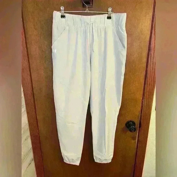 Women’s Under Armour Grey  Lightweight Jogger pants Size Small - Picture 1 of 3